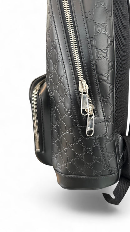 Sac a dos Gucci signature GG Monogram en cuir noir gaufré