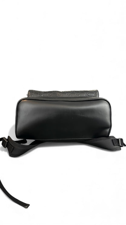 Sac a dos Gucci signature GG Monogram en cuir noir gaufré