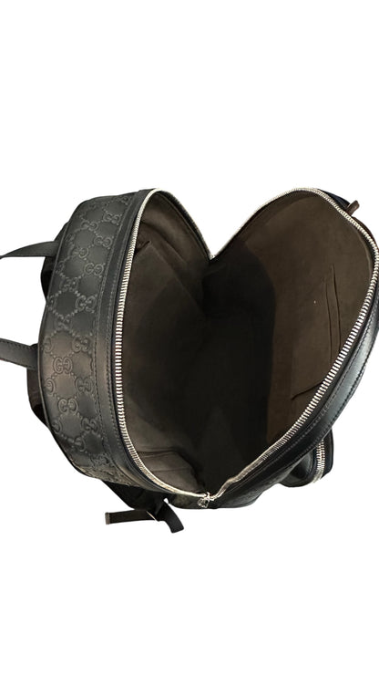 Sac a dos Gucci signature GG Monogram en cuir noir gaufré