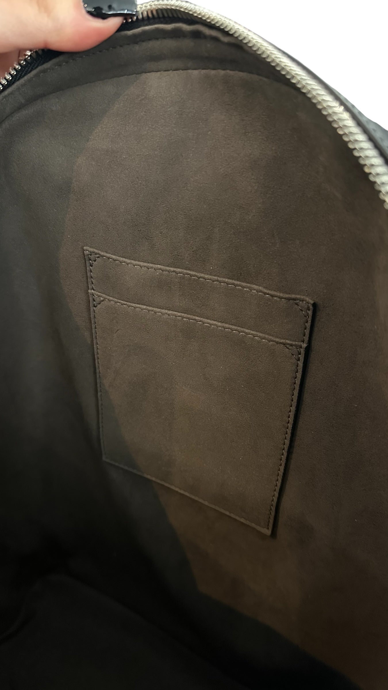 Sac a dos Gucci signature GG Monogram en cuir noir gaufré