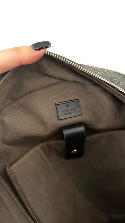 Sac a dos Gucci signature GG Monogram en cuir noir gaufré