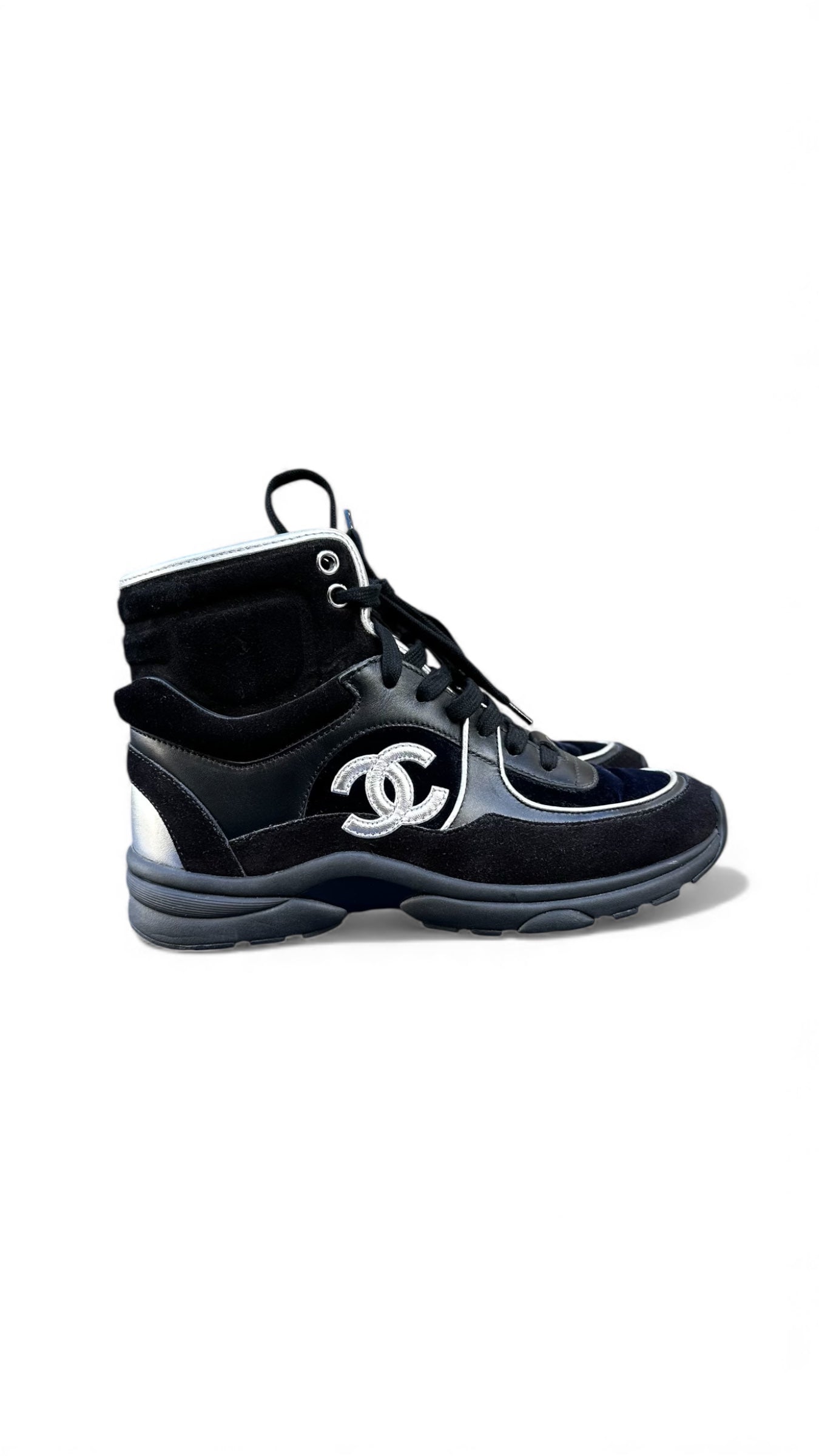 Sneakers Montantes Chanel – Noir, Bleu Marine & Blanc