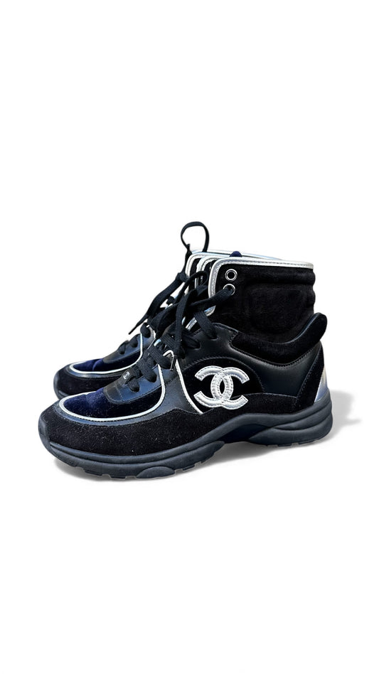 Sneakers Montantes Chanel – Noir, Bleu Marine & Blanc