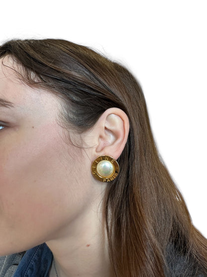 Boucle d’oreille CELINE vintage à clip – perle nacrée centrale