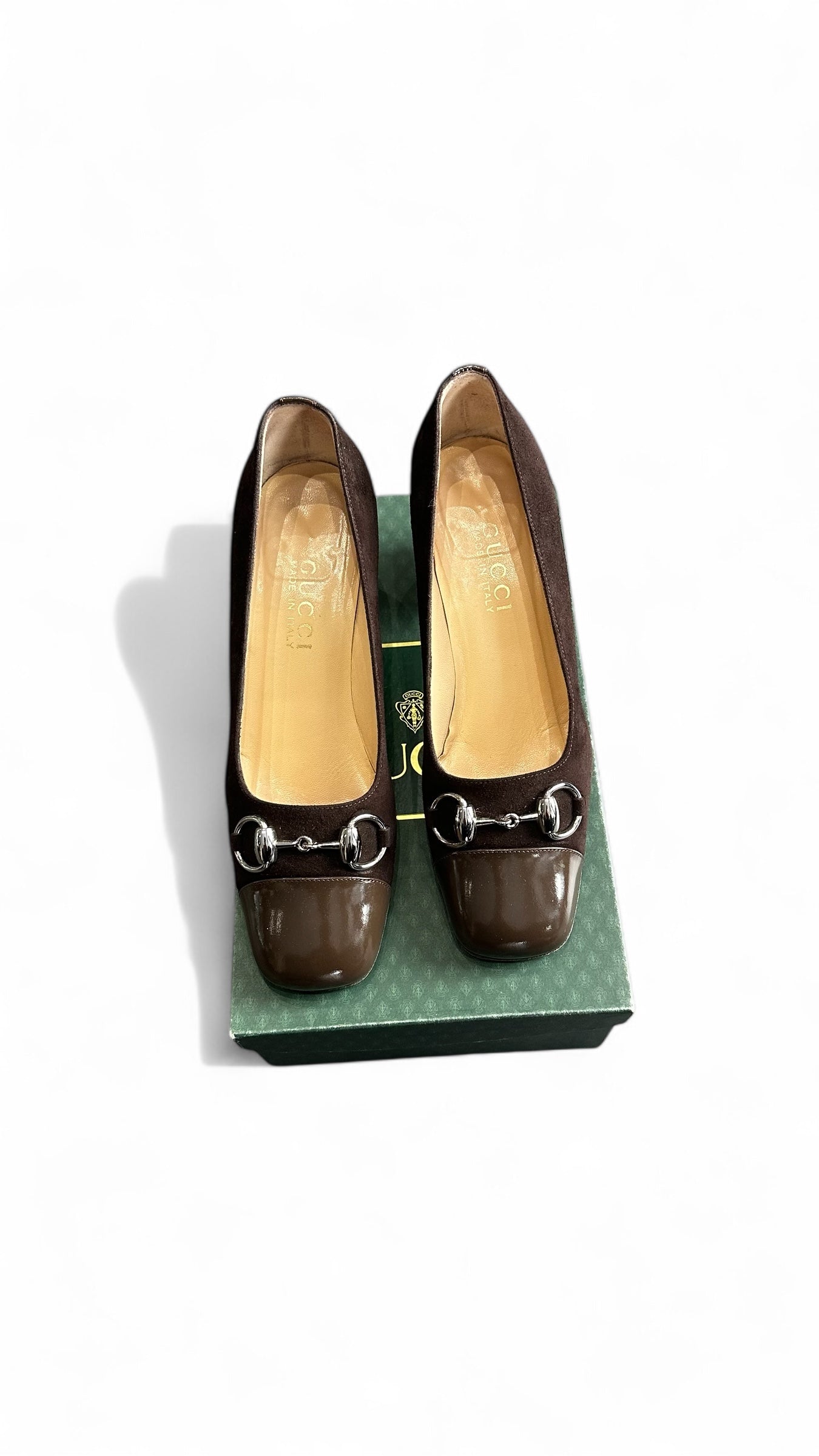 Gucci – Escarpins en daim et cuir verni brun