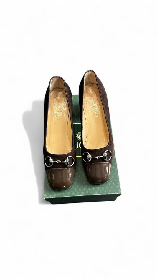Gucci – Escarpins en daim et cuir verni brun