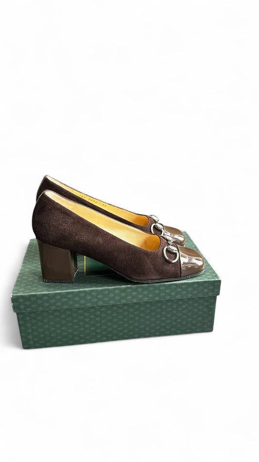 Gucci – Escarpins en daim et cuir verni brun
