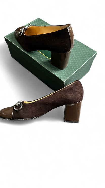 Gucci – Escarpins en daim et cuir verni brun