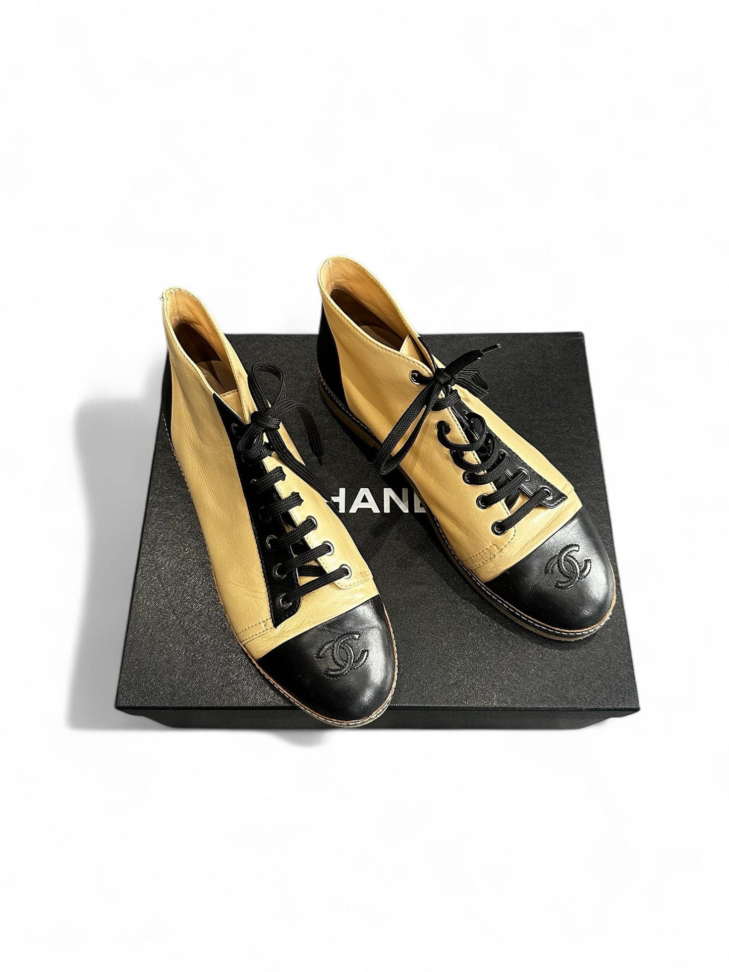 Chanel – bottine bicolores en cuir d’agneau