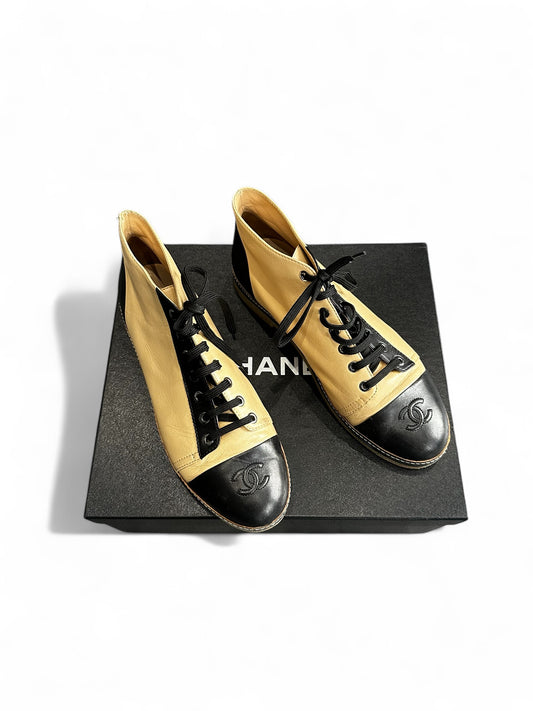 Chanel – bottine bicolores en cuir d’agneau