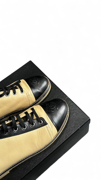 Chanel – bottine bicolores en cuir d’agneau