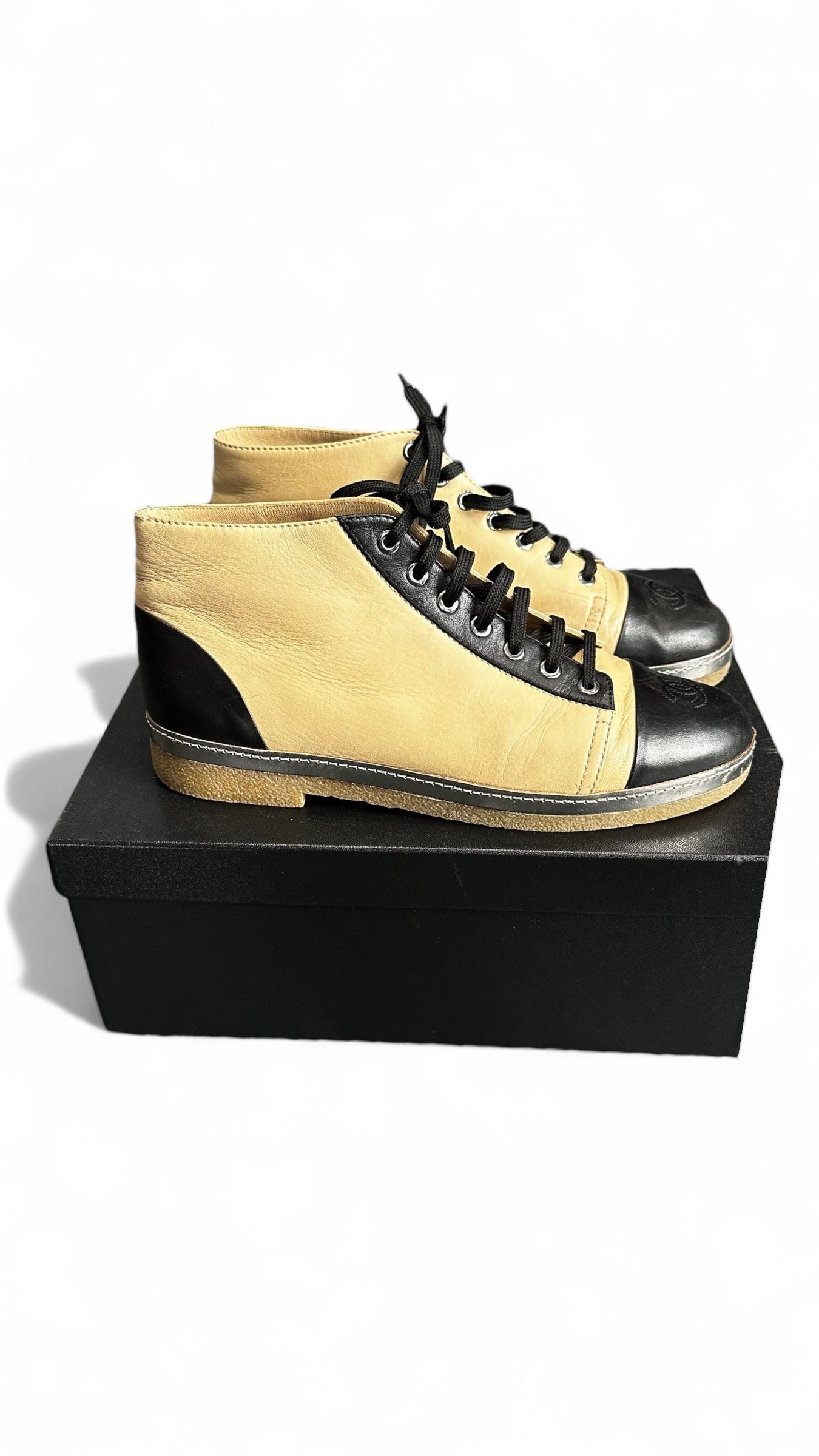 Chanel – bottine bicolores en cuir d’agneau