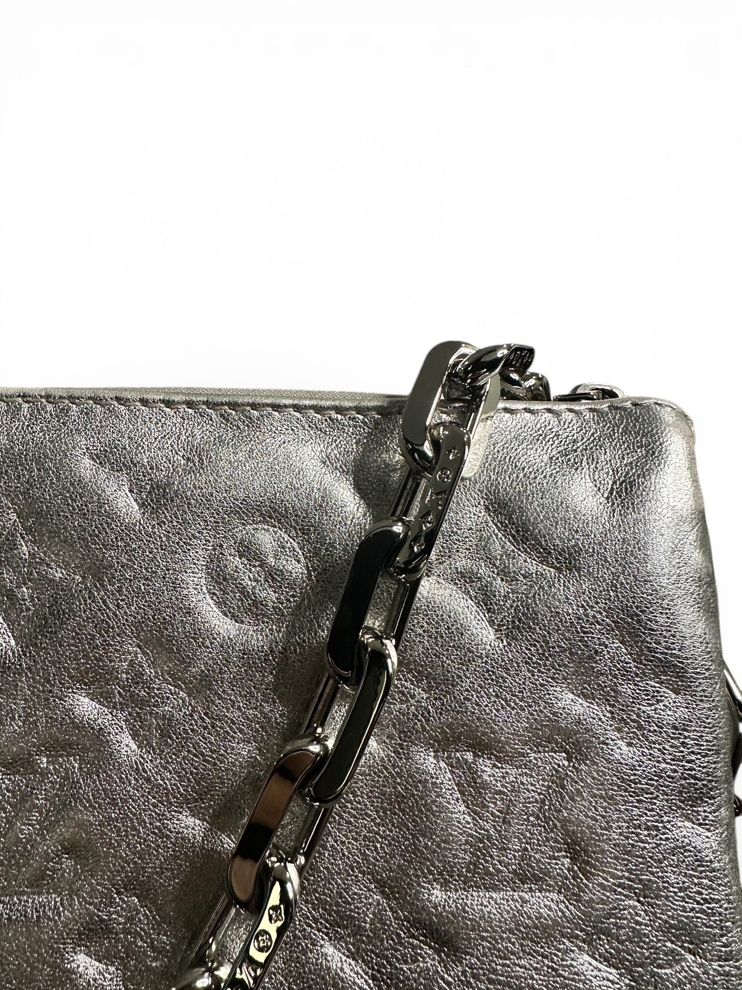 Louis Vuitton– Sac coussin chaîne Monogram Empreinte métallisée (argent)