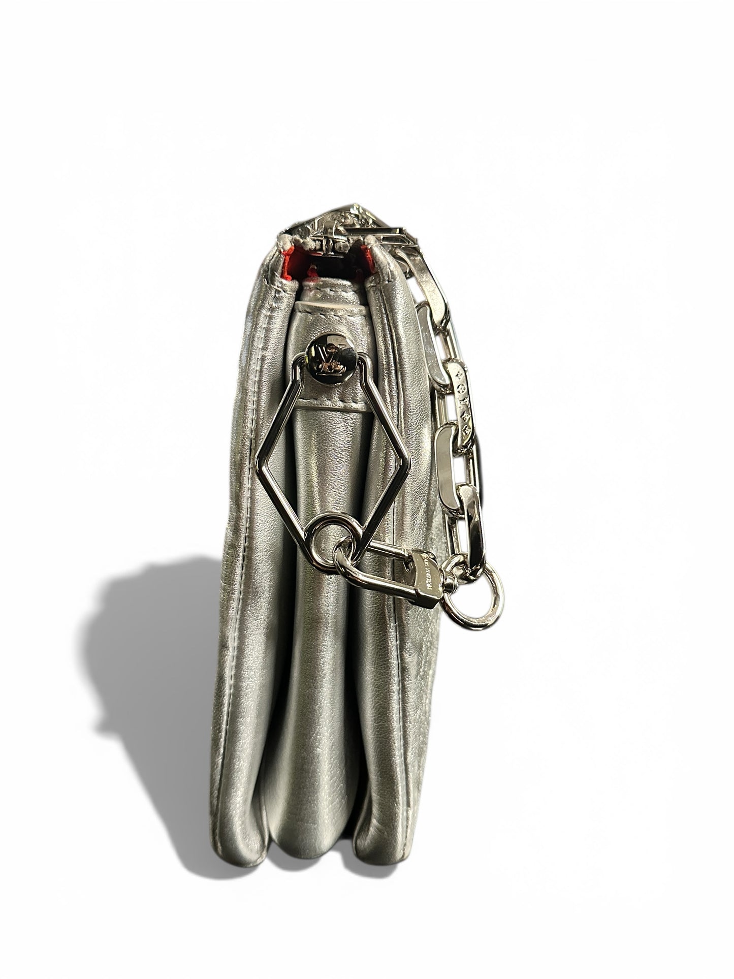 Louis Vuitton– Sac coussin chaîne Monogram Empreinte métallisée (argent)