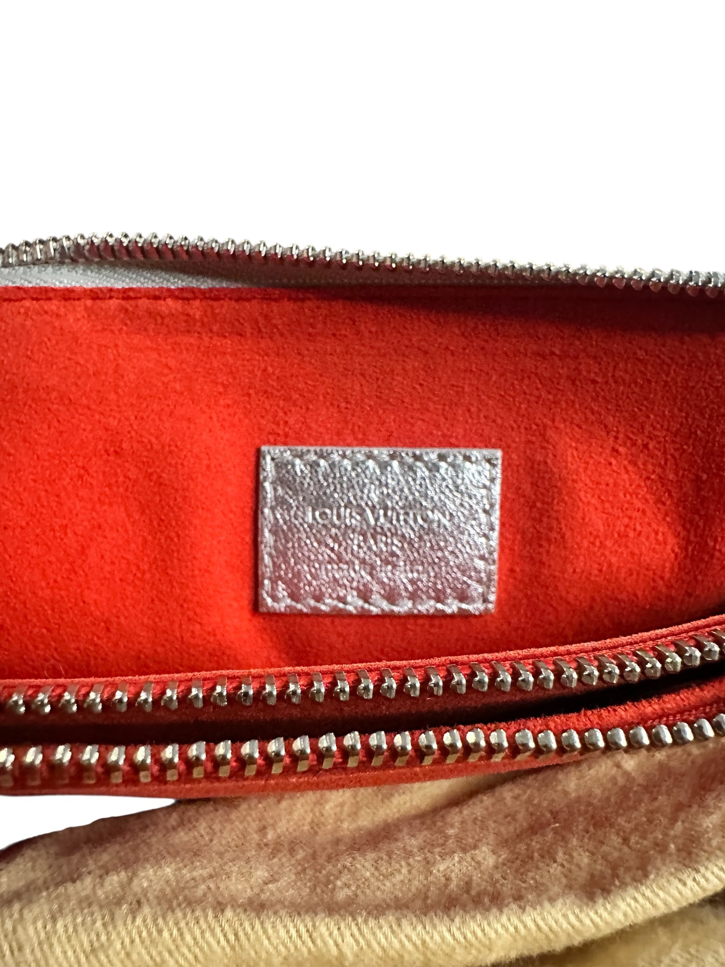 Louis Vuitton– Sac coussin chaîne Monogram Empreinte métallisée (argent)