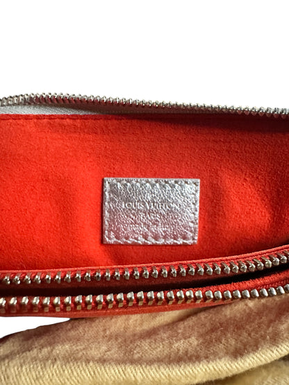 Louis Vuitton– Sac coussin chaîne Monogram Empreinte métallisée (argent)