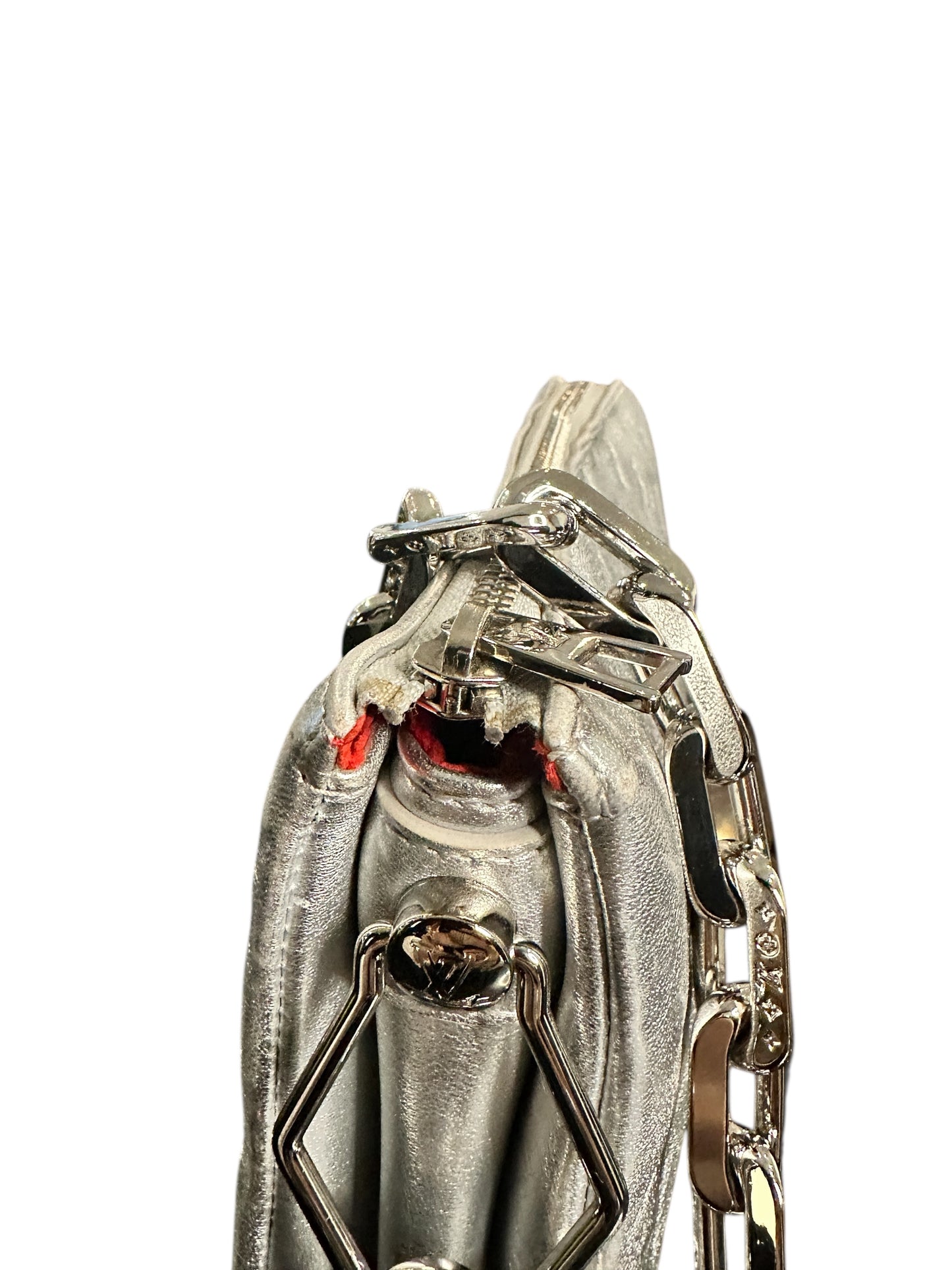 Louis Vuitton– Sac coussin chaîne Monogram Empreinte métallisée (argent)