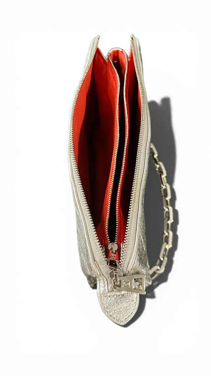 Louis Vuitton– Sac coussin chaîne Monogram Empreinte métallisée (argent)