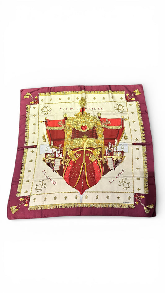 Carré Hermès "Vue du Carrosse de la Galère la réale"– Soie 90 cm