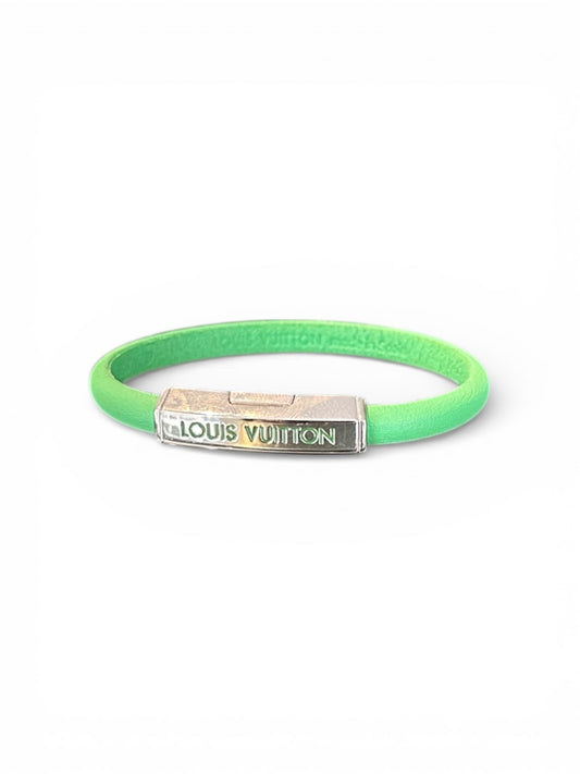 Bracelet Louis Vuitton – Cuir vert, plaque logo argentée