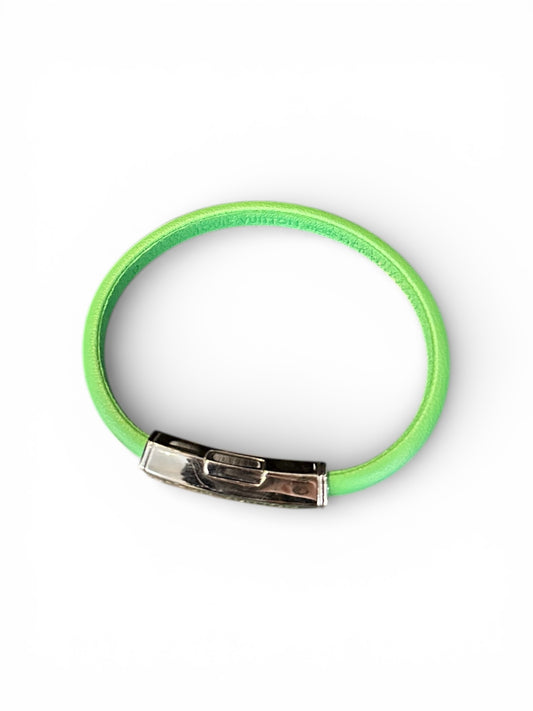 Bracelet Louis Vuitton – Cuir vert, plaque logo argentée
