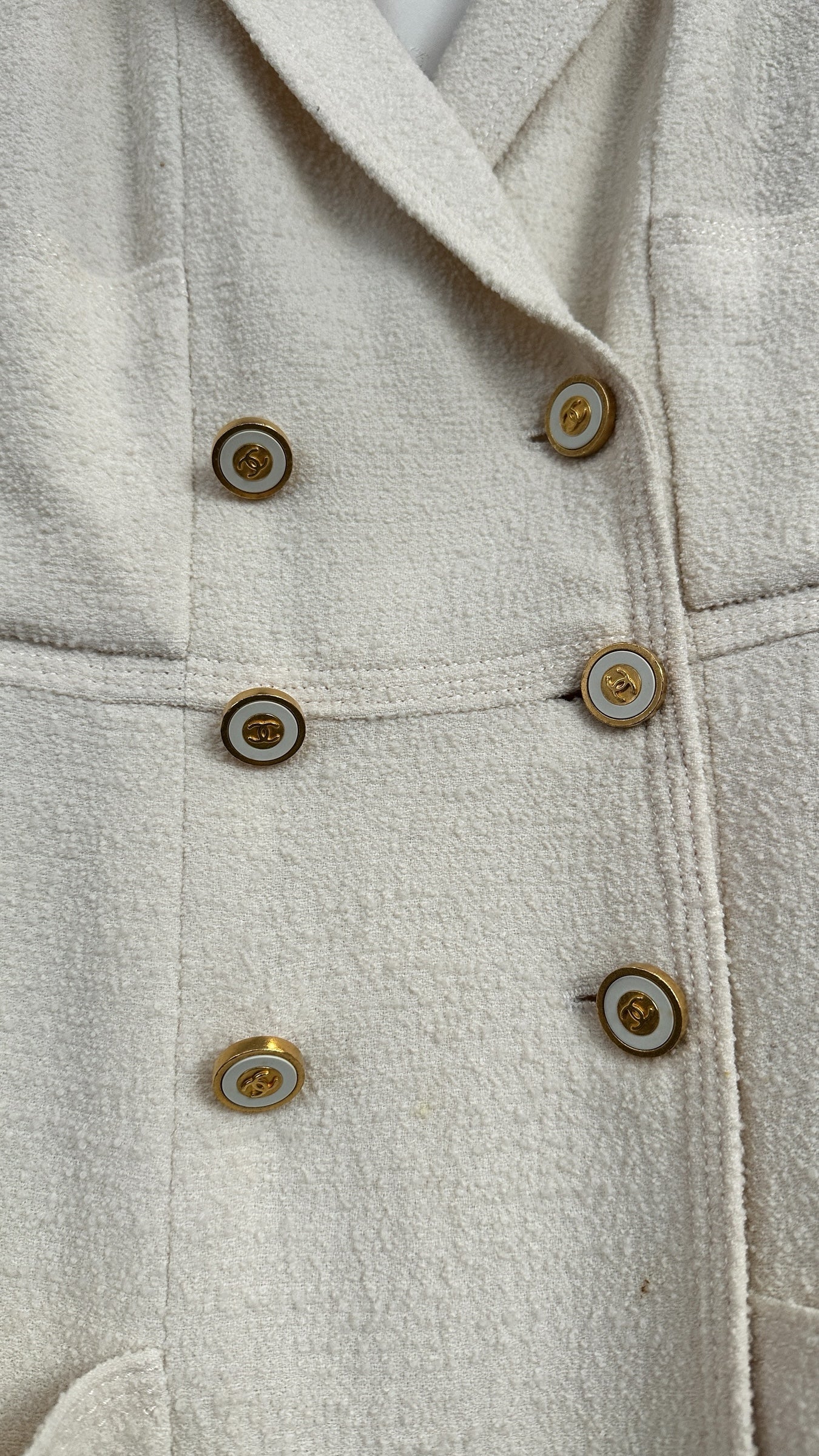 Veste Chanel Boutique en laine écrue – Boutons bijou CC