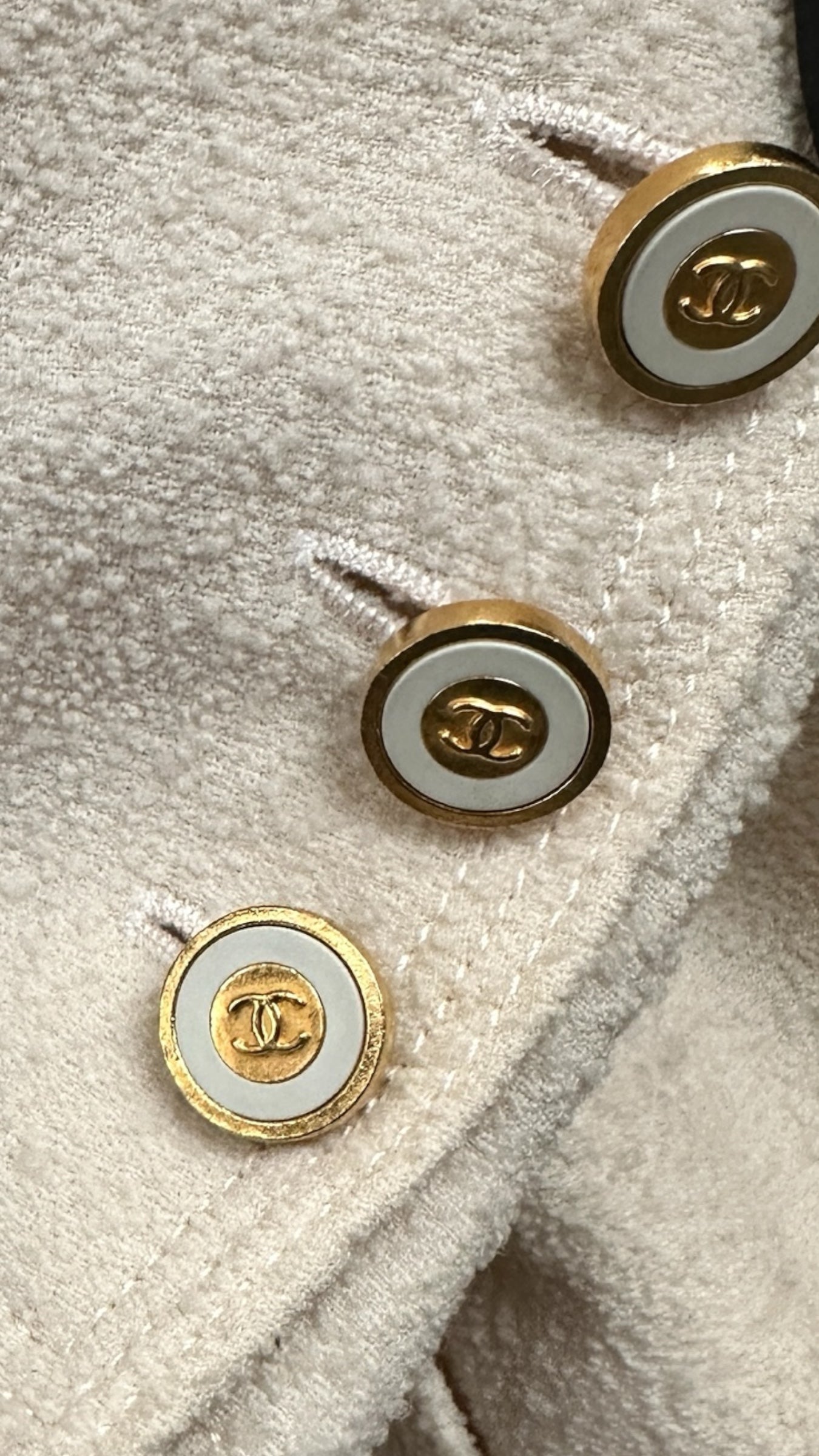 Veste Chanel Boutique en laine écrue – Boutons bijou CC