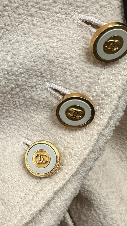 Veste Chanel Boutique en laine écrue – Boutons bijou CC