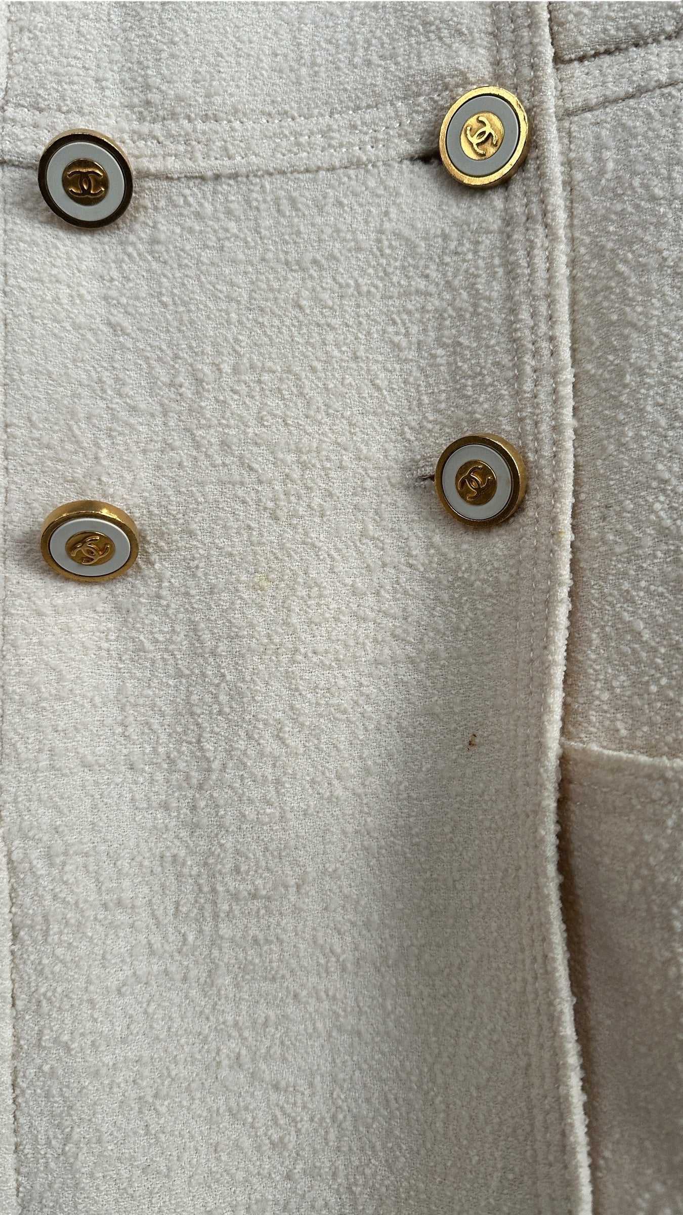 Veste Chanel Boutique en laine écrue – Boutons bijou CC