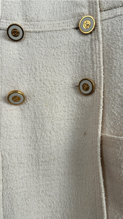 Veste Chanel Boutique en laine écrue – Boutons bijou CC