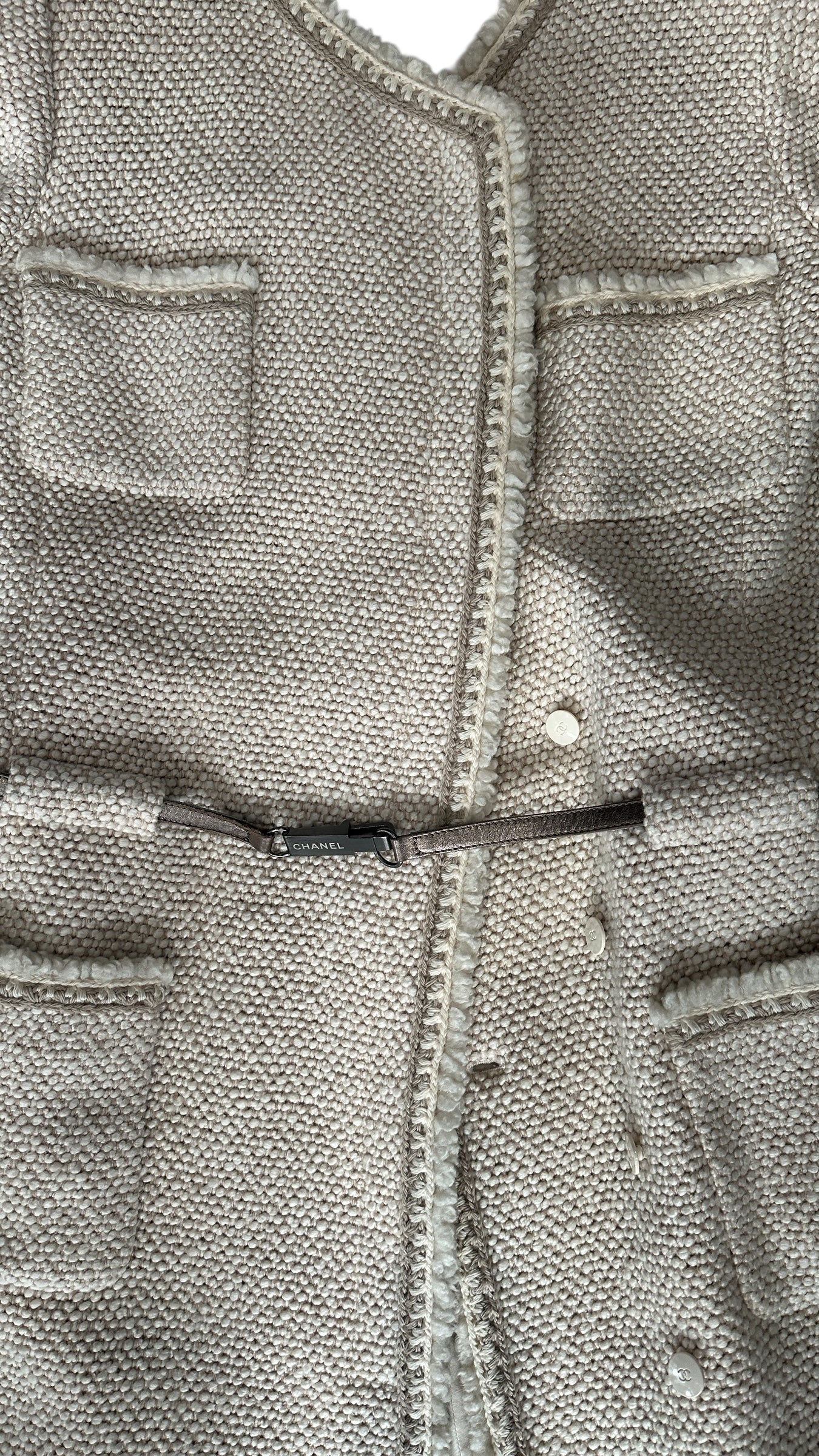 Manteau Chanel en tweed bouclé écru – Fermeture bijou siglée