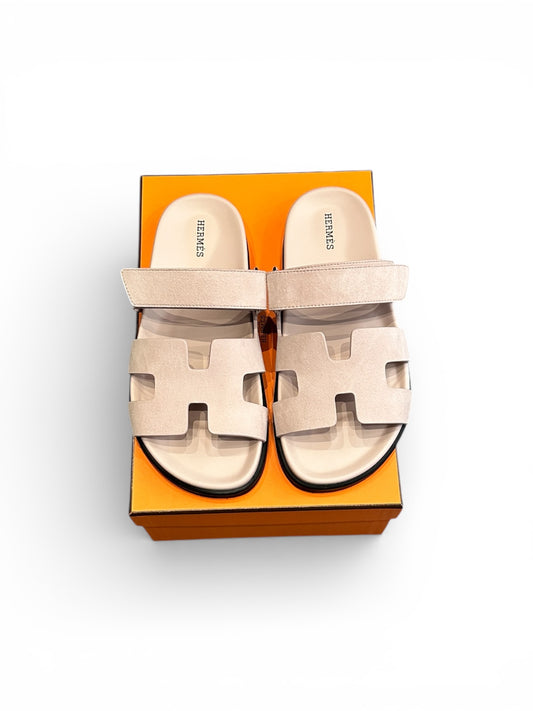 Sandales Hermès “Chypre” en chèvre velours Rose Porcelaine